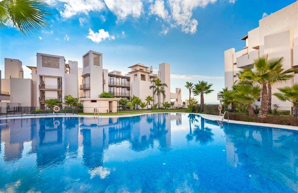 Bahia De La Plata Luxury Apartments Estepona Exterior photo